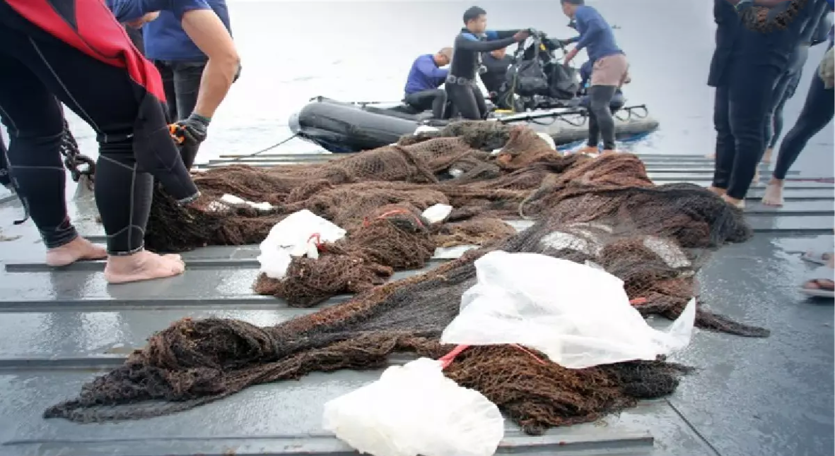 40 duikers verwijderen in een spontane actie 800 kilo visnet van een oud rif in de golf van Thailand