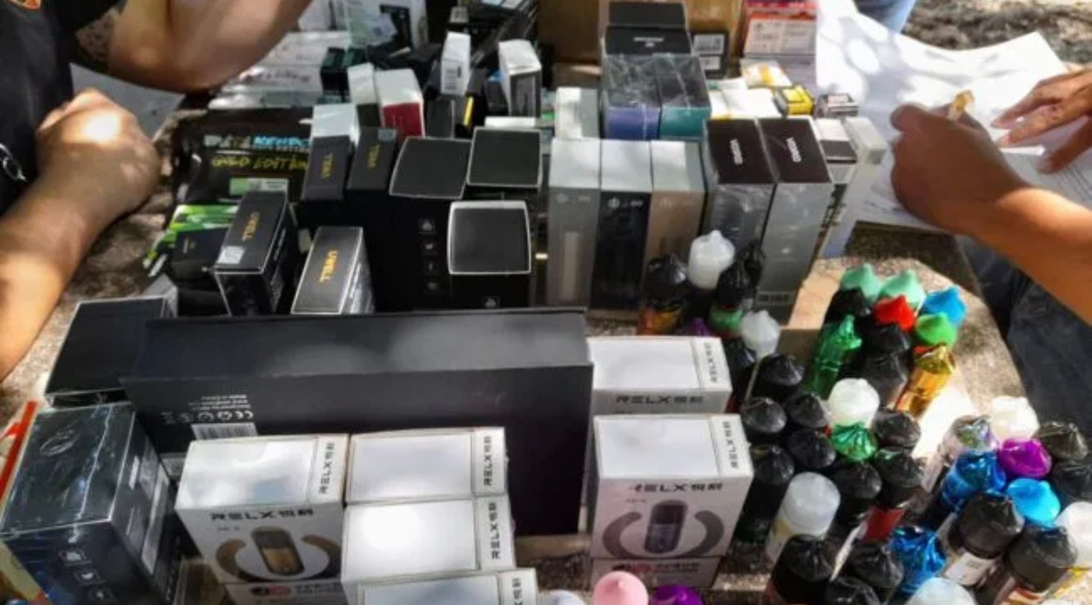 Twee verdachten in Si Racha gearresteerd wegens vermeende verkoop van e-sigaretten en dampproducten