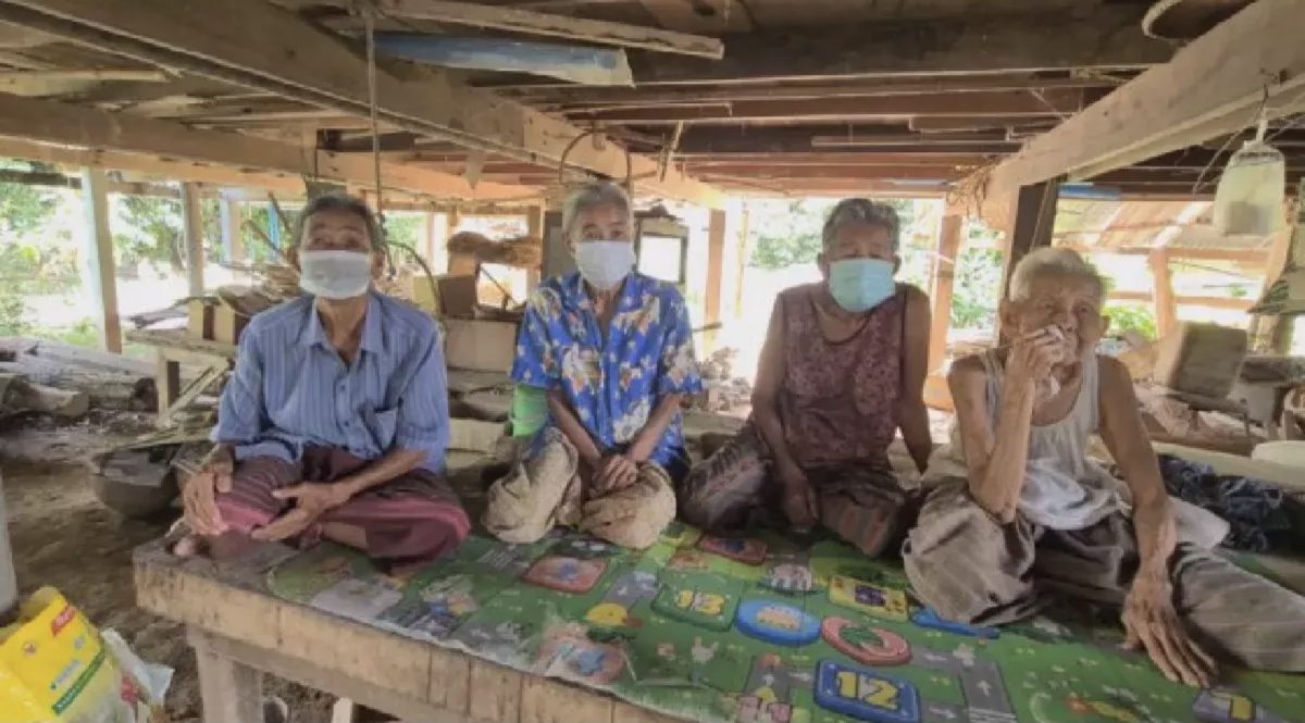 Thaise bevolking houden een donatie zodat 4 zussen uit Sukhothai niet uit huis gezet worden