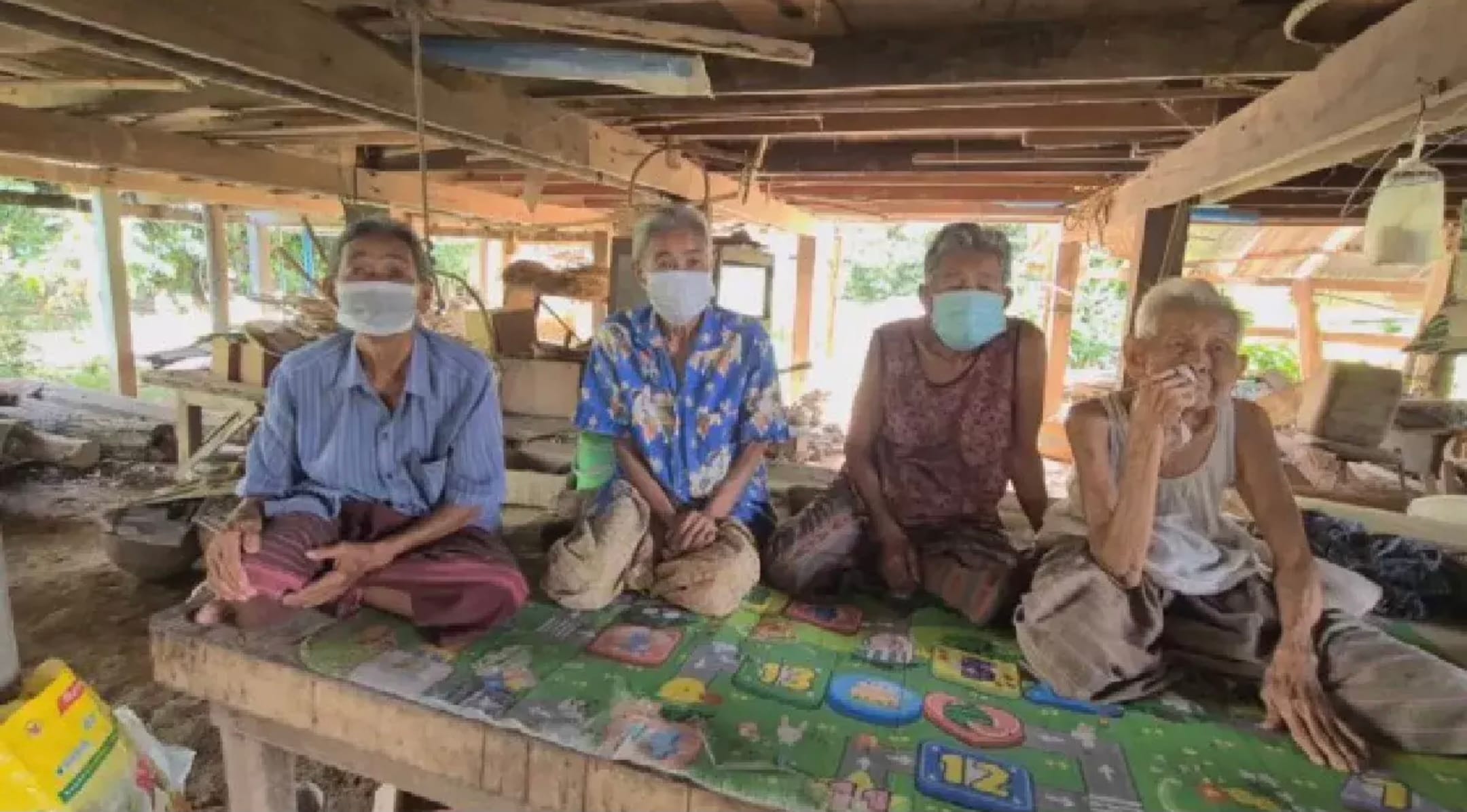 Thaise bevolking houden een donatie zodat 4 zussen uit Sukhothai niet uit huis gezet worden