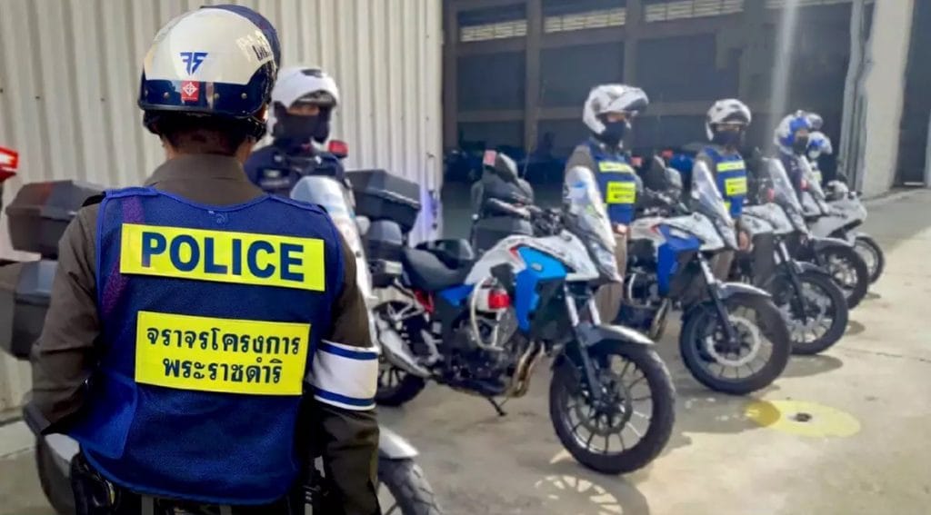 Verkeerspolitie Bangkok zet alles op alles om het leven van een landgenoten te redden