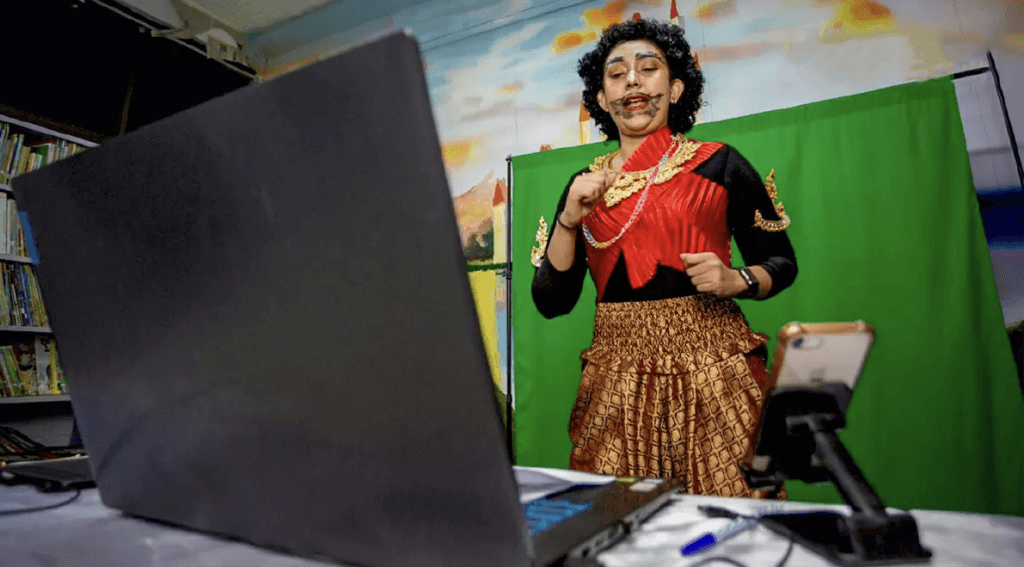 Leraren van een school in Bangkok halen van alles uit de kast om leerlingen bij de les te halen