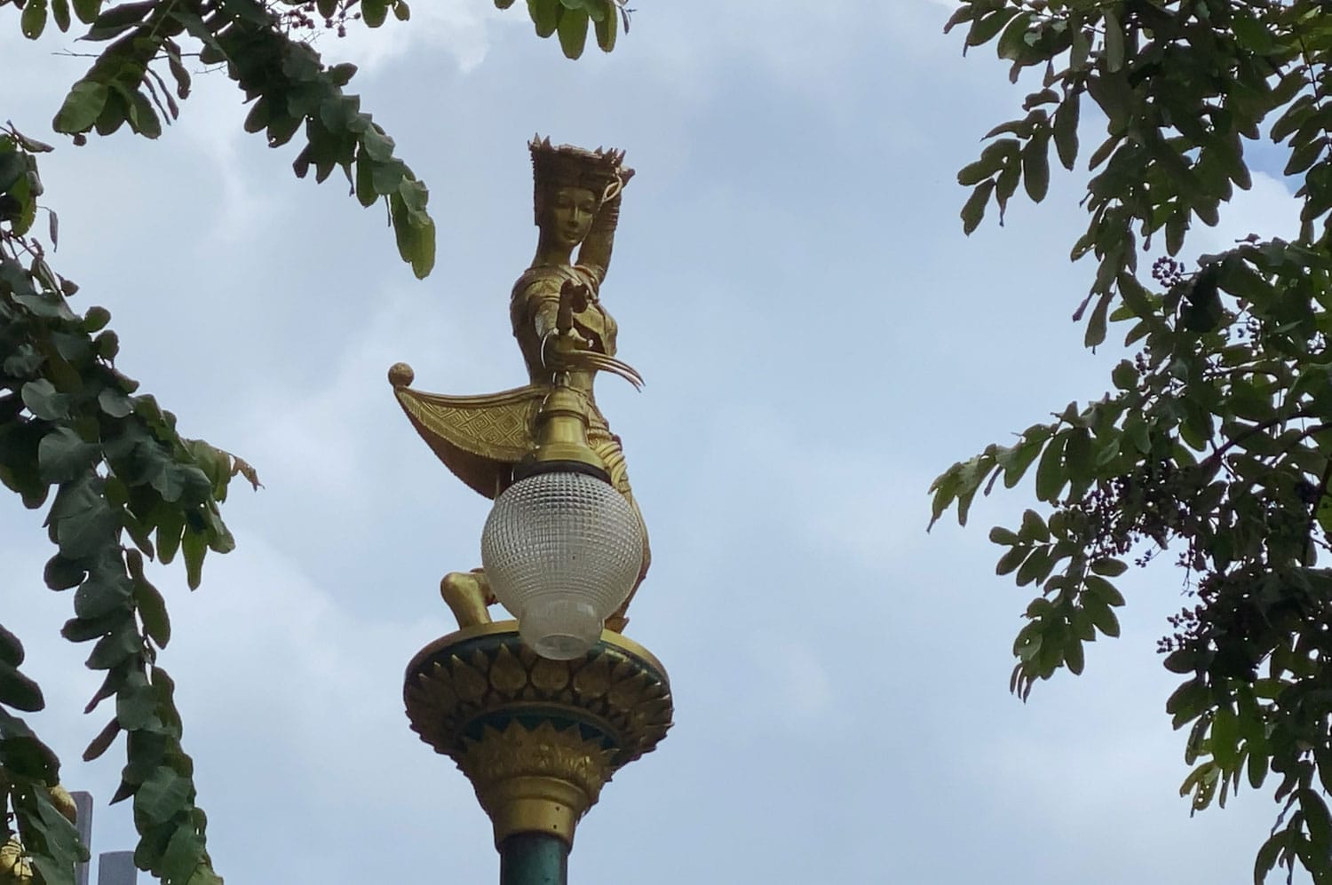 De ambtenaren van de stad Hat Yai onderzoeken de aanschaf van peperdure straatlantaarns