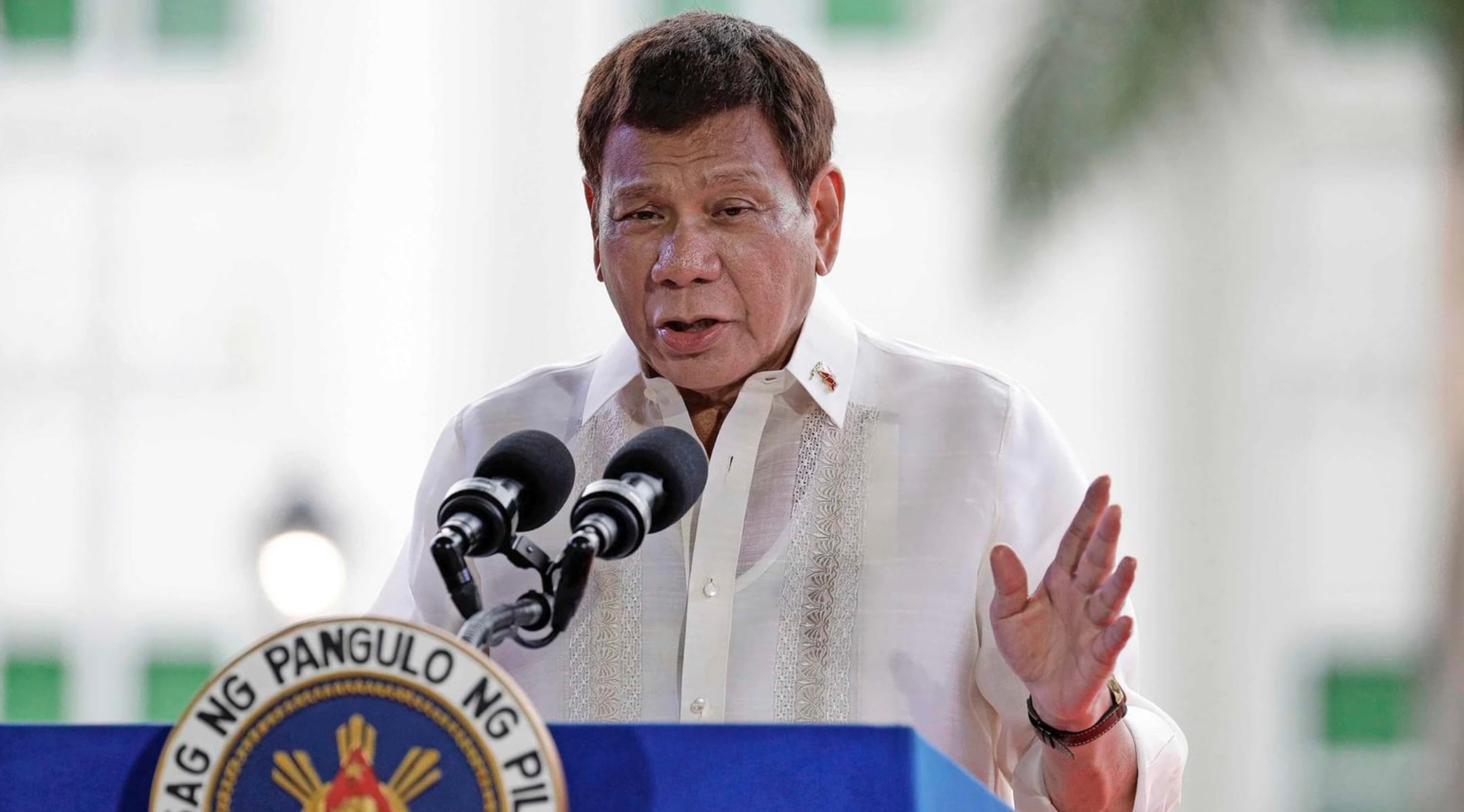 De Filipijnse president Rodrigo Duterte heeft in een toespraak live op televisie gedreigd mensen op te sluiten die een coronaprik weigeren.