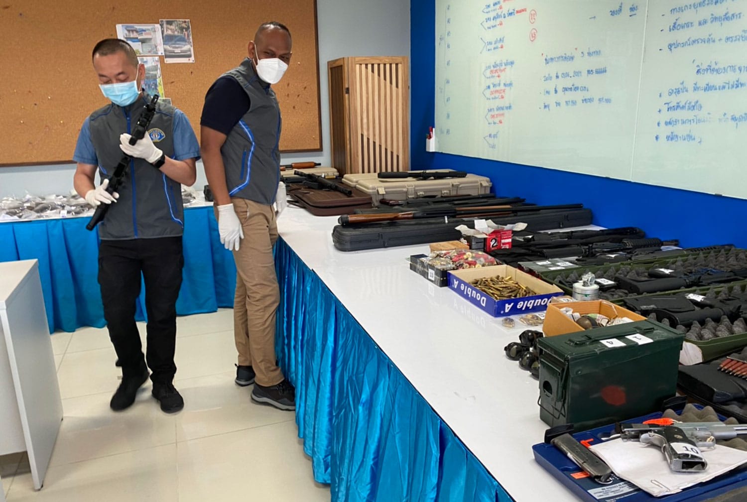 Meer vuurwapens in beslag genomen uit het appartement van een eigenaar goudwinkel, breder onderzoek naar online wapenhandel gelast