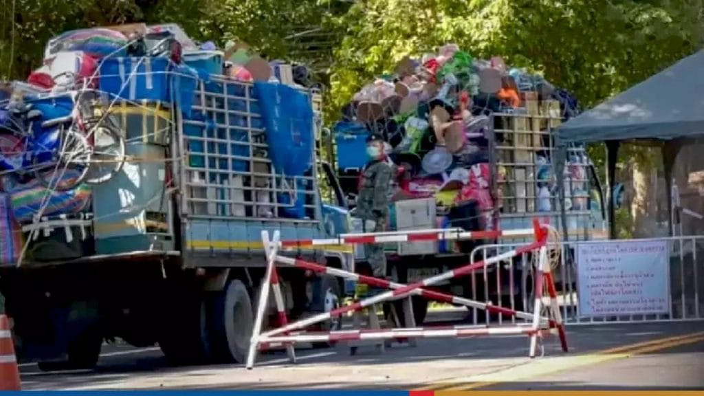 Honderden Cambodjaanse arbeiders gaan naar de grensovergangen aangezien bouwkampen vandaag afgesloten worden