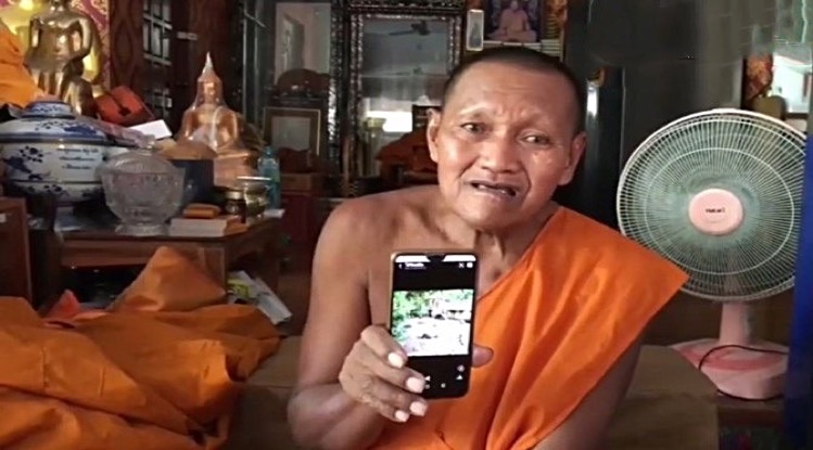 VIDEOCLIP | Een monnik in Chonburi looft 10.000 baht uit voor informatie die leidt naar dief die tientallen schildpadden uit zijn tempel heeft gestolen