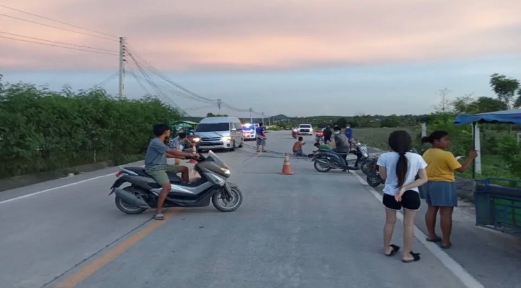 Man loopt ernstig voetletsel op nadat cementwagen elektriciteitspaal in Huay Yai naar beneden haalt