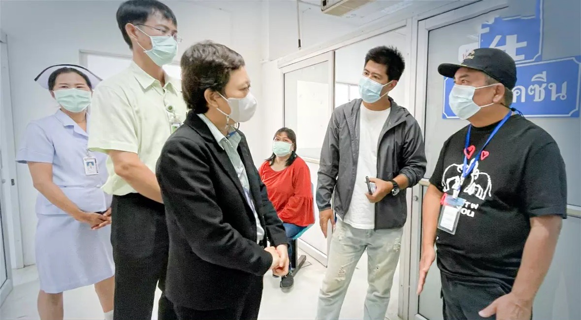 Thaise man raakt in paniek nadat uit gegevens blijkt dat hij 2 verschillende vaccins heeft gekregen
