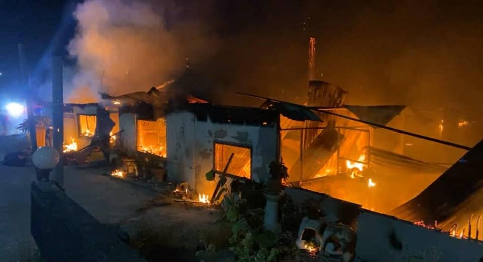 Felle brand legt huis in de wijk Pan Thong van Chonburi in as, de bewoners wisten ternauwernood te ontsnappen