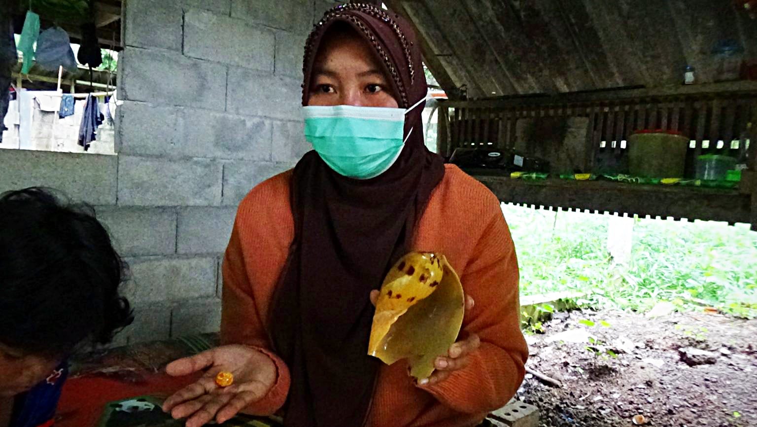 Thaise vrouw springt gat in de lucht na het vinden van een Melo-parel in zeeslak.