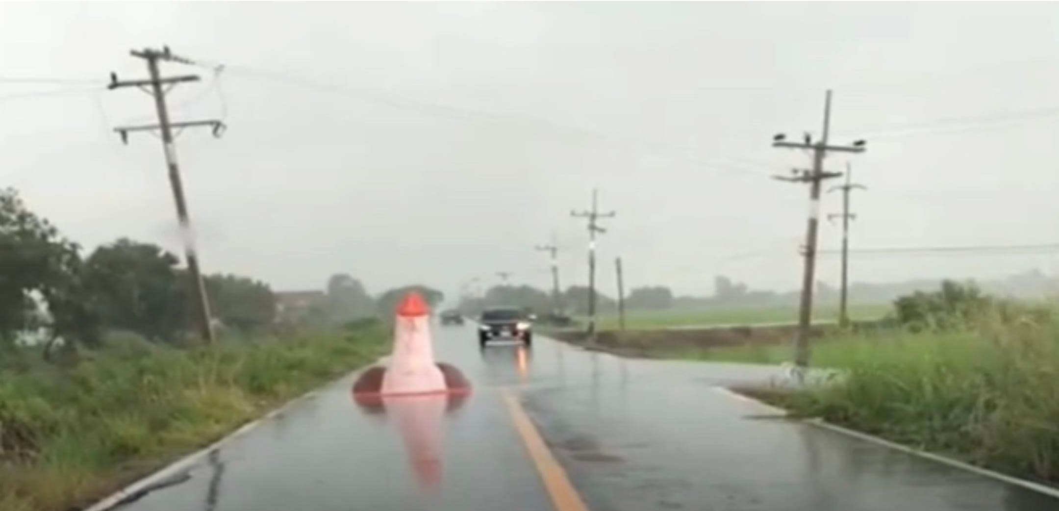 De regen komt met bakken uit de lucht vallen, nadat de bevolking een enorme fallus heeft gebouwd tijdens een religieuze ceremonie voor het maken van regen