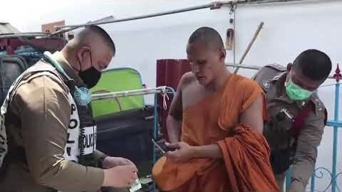 VIDEOCLIP | Monnik in Chonburi gearresteerd met crystal methamfetamine in zijn bezit nadat hij een vriendin zou hebben aangevallen