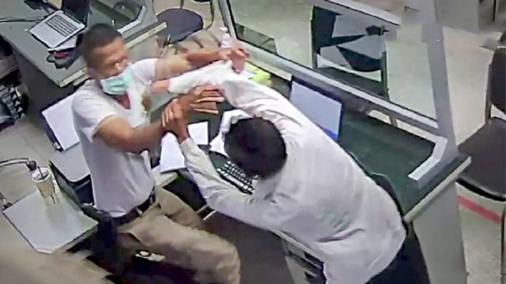 Thaise ‘Houdini’ weet op het politiebureau van Kham Thale So aan zijn handboeien te ontsnappen