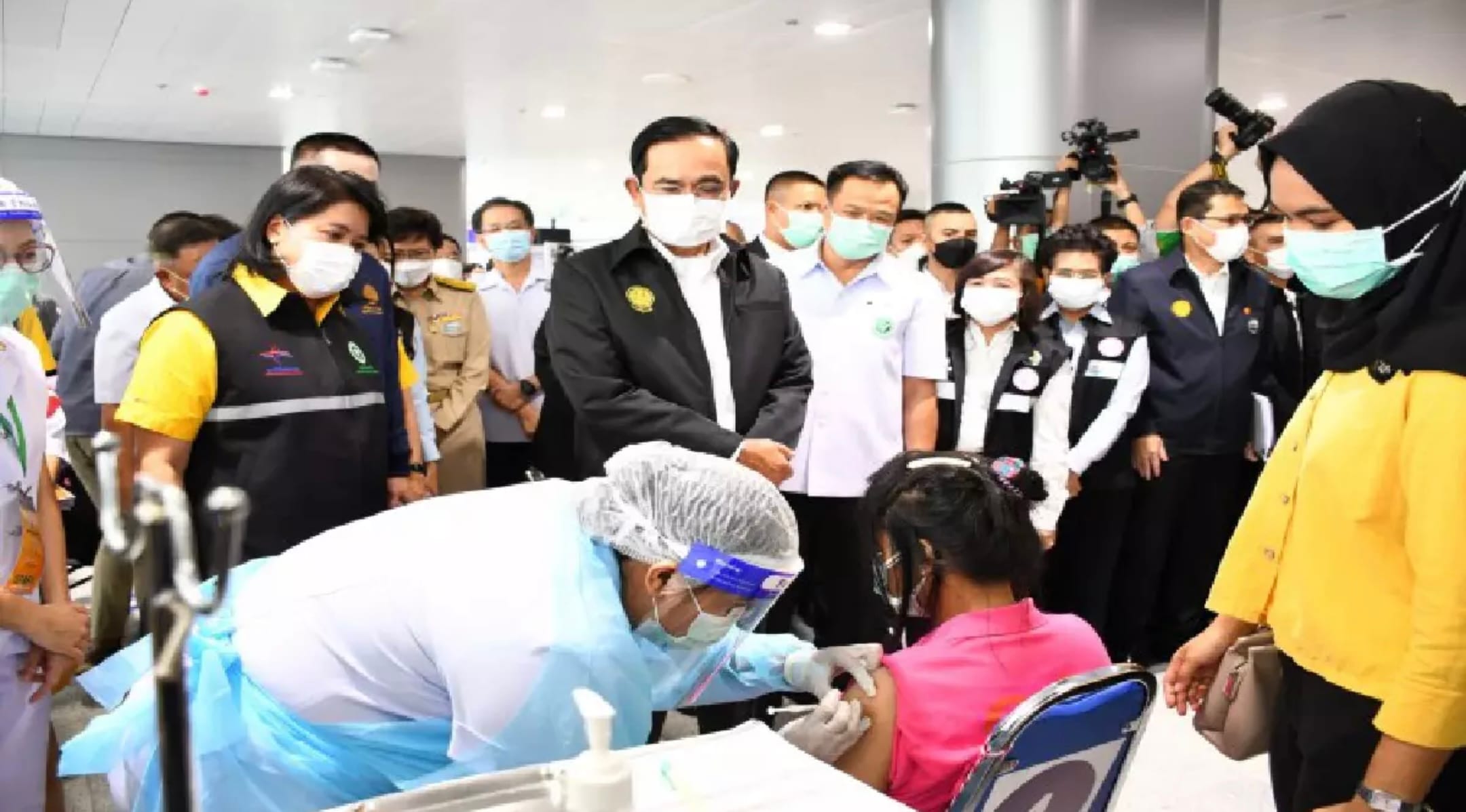De premier bezocht vanmiddag het opgerichte vaccinatiecentrum in het Bang Sue Grand Station en verzekerde dat er voldoende vaccins aanwezig waren.