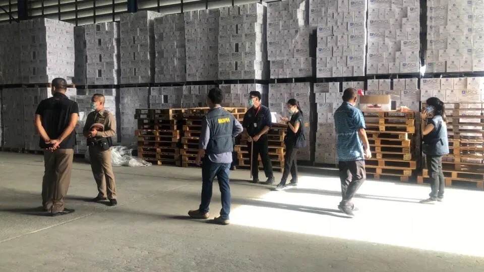 100 miljoen baht aan medische handschoenen bij magazijninval in Pattaya in beslag genomen