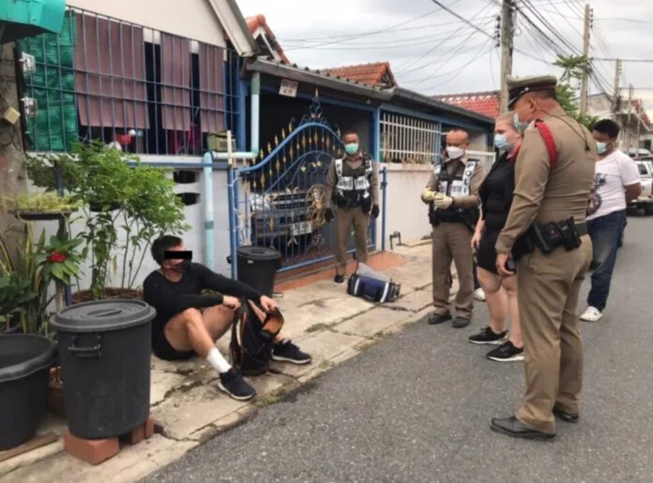 Buitenlander in Pattaya gearresteerd voor het stelen van twee flessen sterke drank en beweert dat hij heimwee heeft en teruggestuurd wil worden naar zijn land