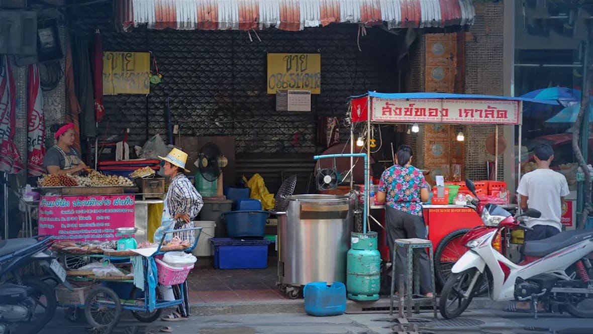 De straatverkopers en motortaxi’s in Bangkok krijgen te maken met nieuwe regels