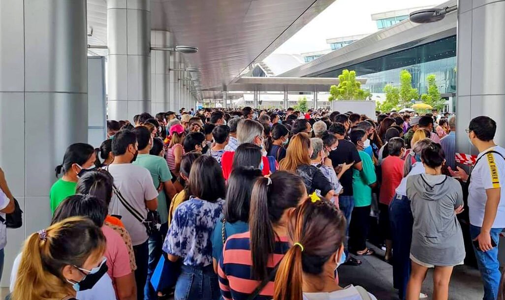 VIDEOCLIP | De enorme mensenmassa Bang Sue Grand Station leidt tot grote bezorgdheid