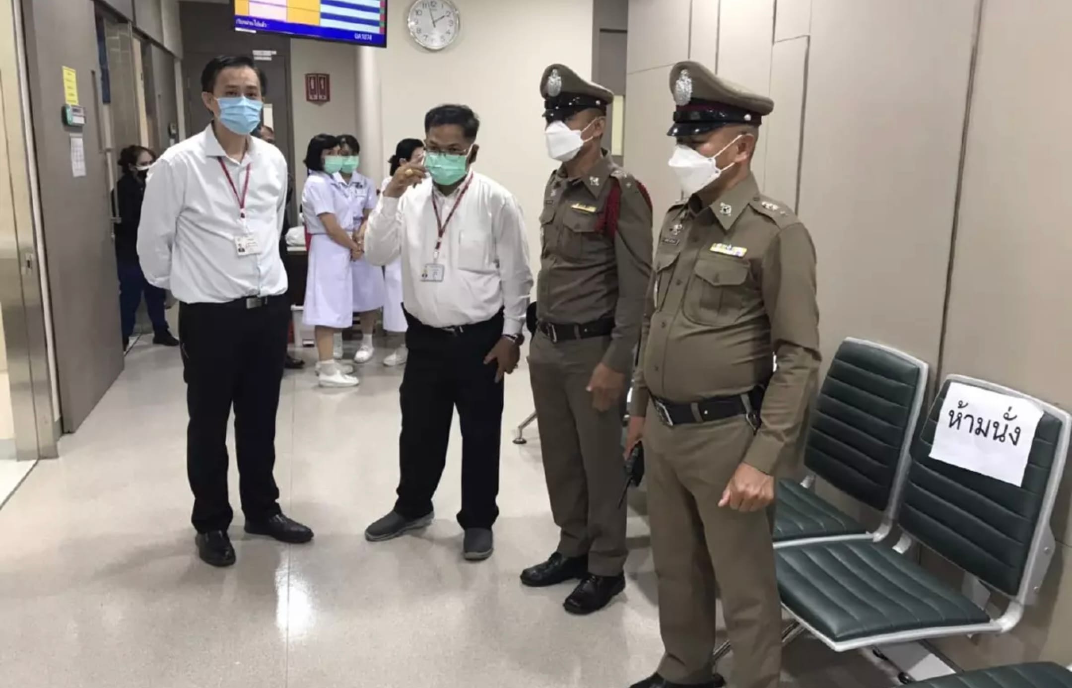 Psychiatrische patiënte steekt een arts van het Chulalongkorn-ziekenhuis neer