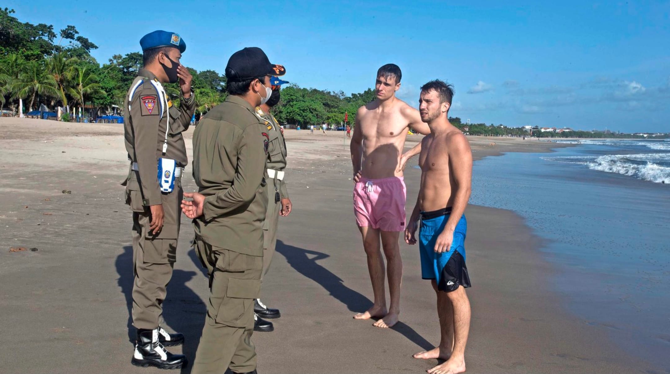 Bali stuurt mensen zonder mondkapje zonder pardon linea recta naar huis