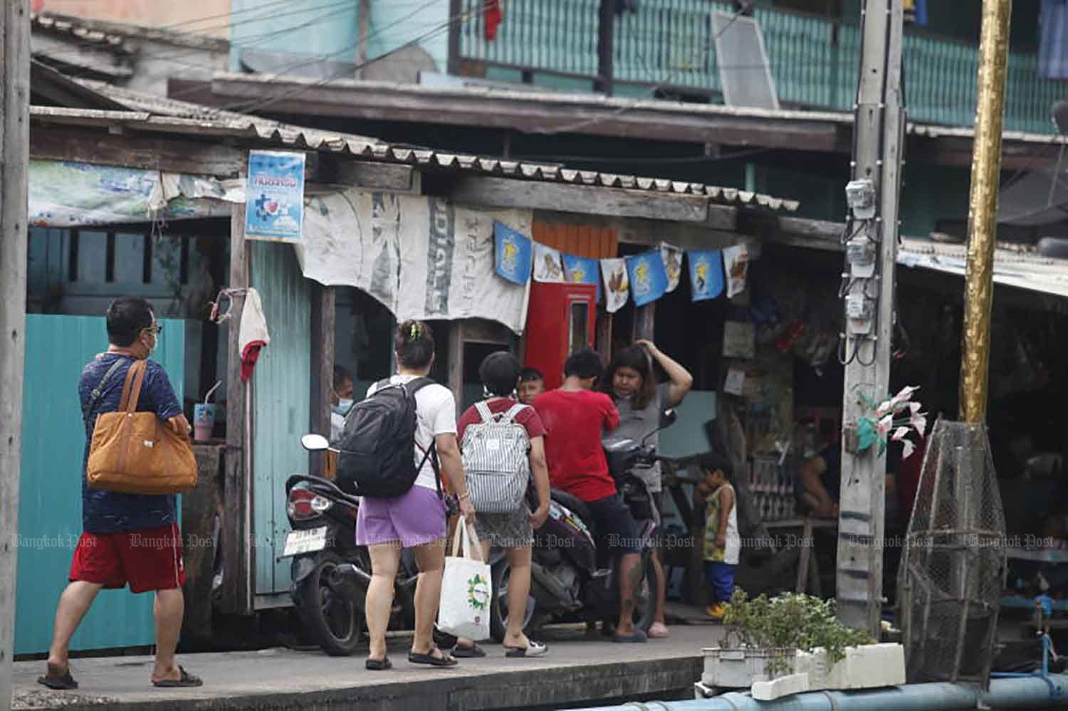 De bewoners in de buurt van een uitgebrande fabriek keren naar huis terug, milieuproblemen blijven bestaan