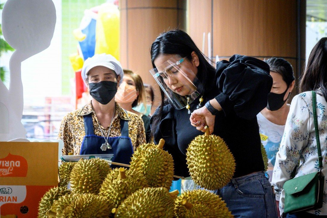 Thaise exportzwendel van onrijpe durians en durians van valse oorsprong aan banden gelegd