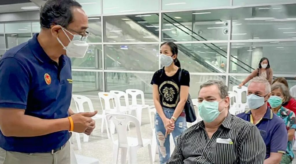 Expats van 60 jaar en ouder kunnen vanaf vandaag hun prik bij het Bang Sue Grand Station halen