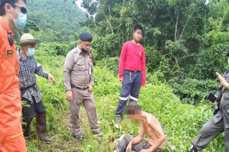 Mahout en zijn olifant “Bun Pak” vinden een vermiste man na 16 dagen terug in een bamboe bos in de provincie Chiang Mai