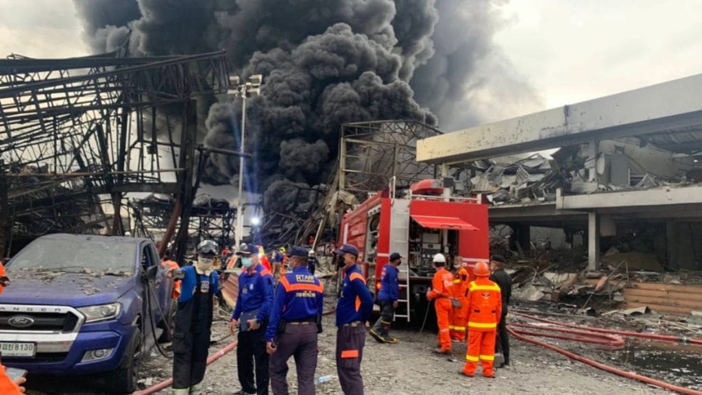 De brand in chemische fabriek in Samut Prakan in Thailand onder controle