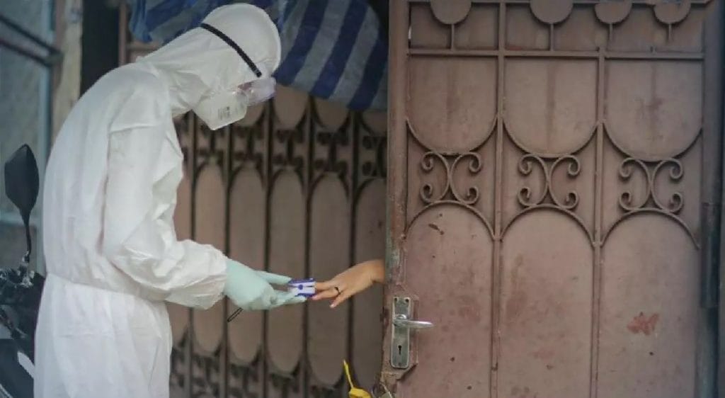 Een monnik met een missie: monnik uit Bangkok trekt PBM-pak aan om zijn discipelen te behoeden