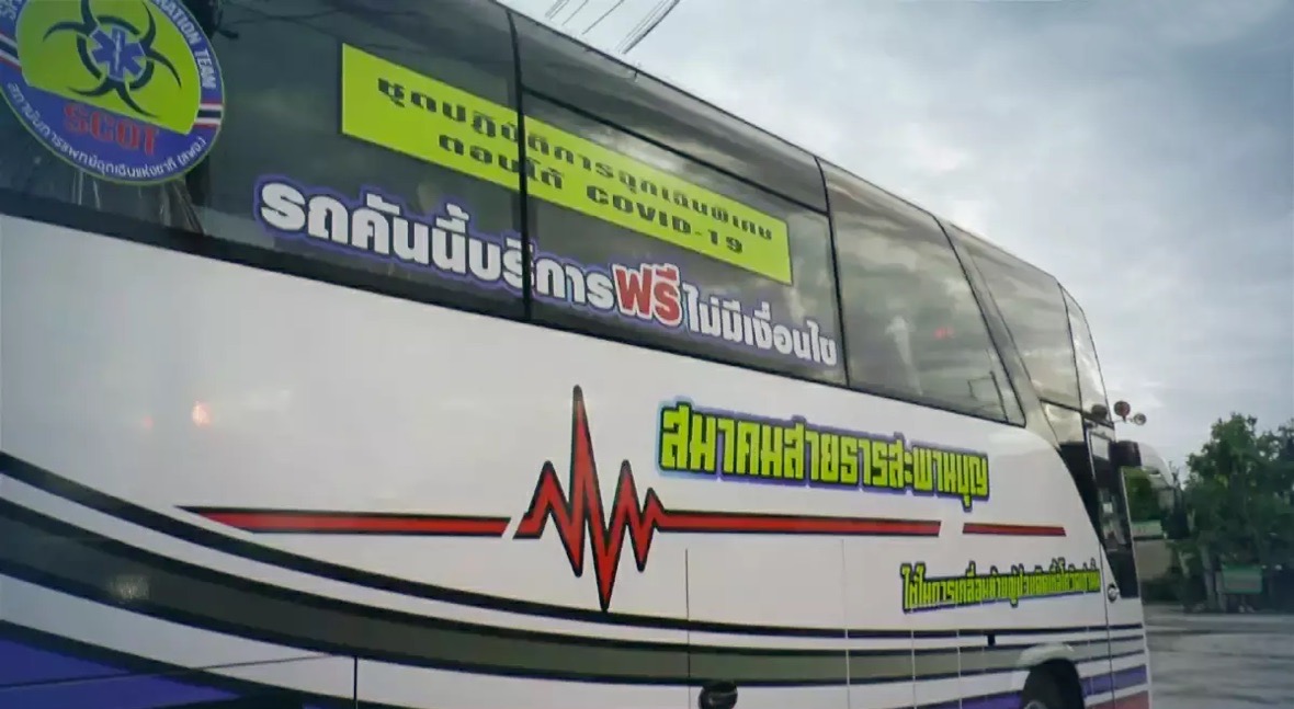 Vrijwilligers in Rayong verzorgen onder leiding van 24-jarige gratis vervoer voor Covid19 patiënten
