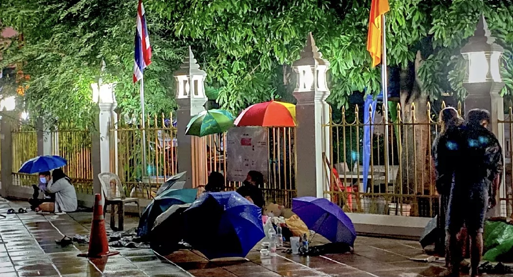 Bangkokianen brengen de nacht door met wachten om getest te worden