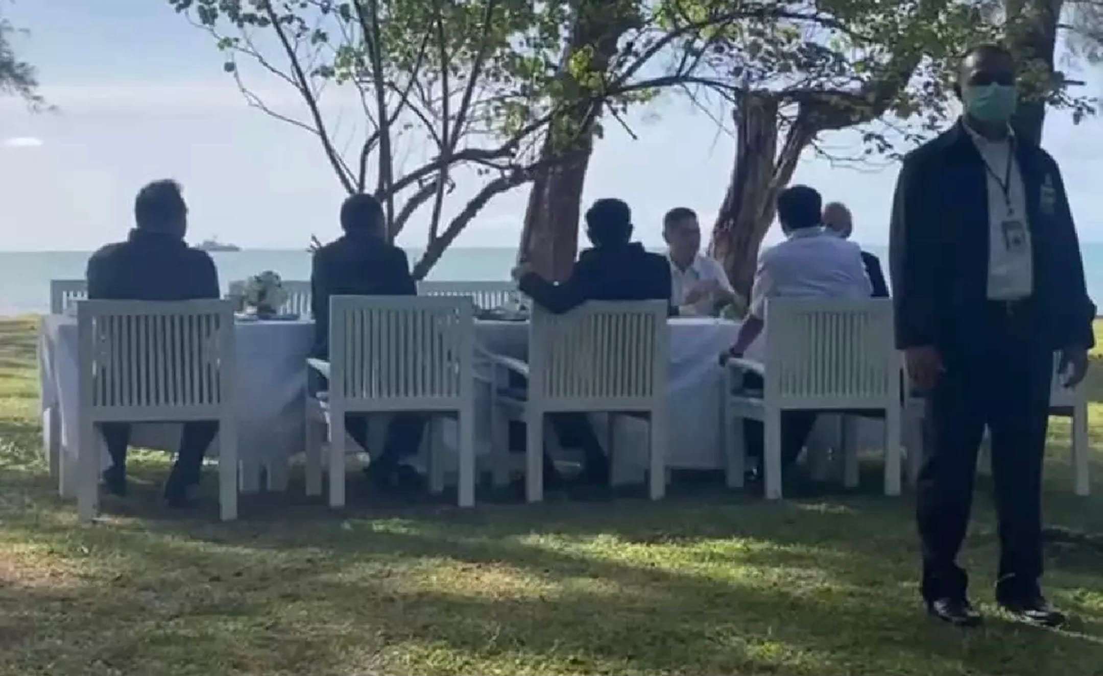 Foto van de Thaise premier die de regels voor sociale afstand in Phuket negeert, leidt tot ergernis!