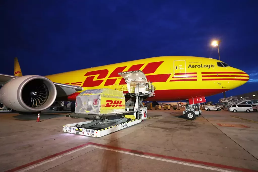 DHL Express levert de eerste Amerikaanse donatie van 1,5 miljoen Pfizer vaccin bij Thailand af