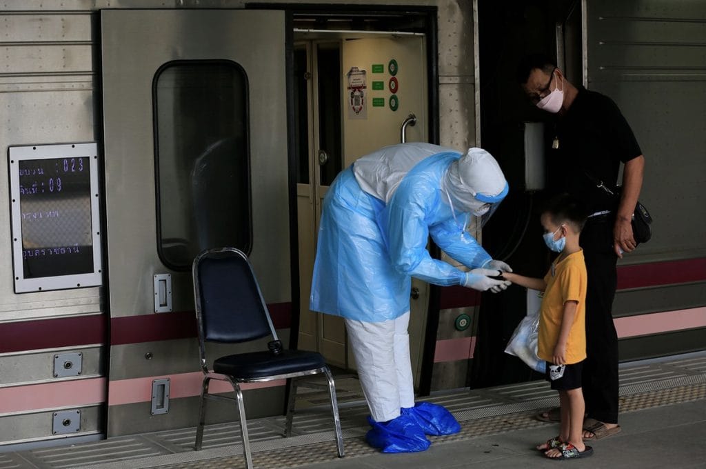 Thaise ministers zwaaien de “Covid Express” naar het noordoosten van Thailand uit terwijl de infecties in Bangkok blijven stijgen