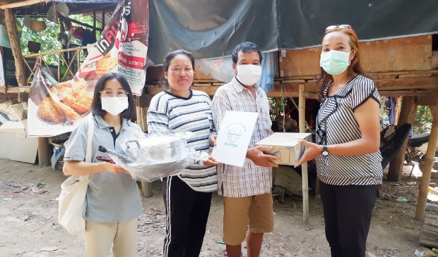 Via de Siam Care Foundation in Thailand konden er voedselpakketten aan door Covid19 virus getroffen families overhandigd worden