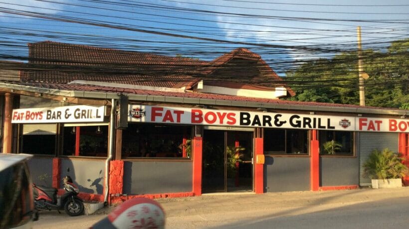 Politie valt de grillroom van de “Dikke Jongens” in Pattaya binnen er arresteerde daar 12 “potige” Thais