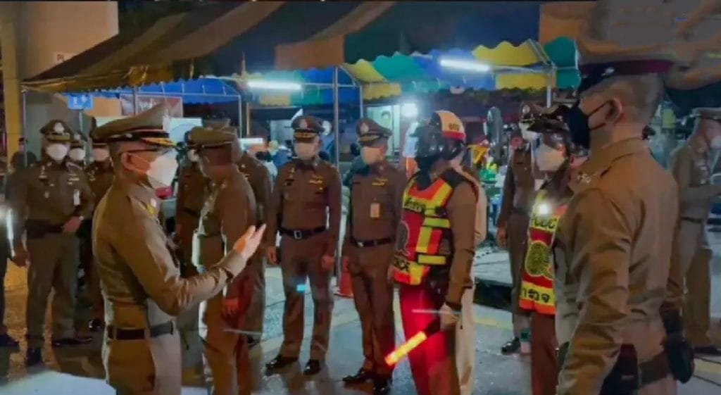 8 mensen tijdens de eerste avond van de avondklok in Groot-Bangkok gearresteerd