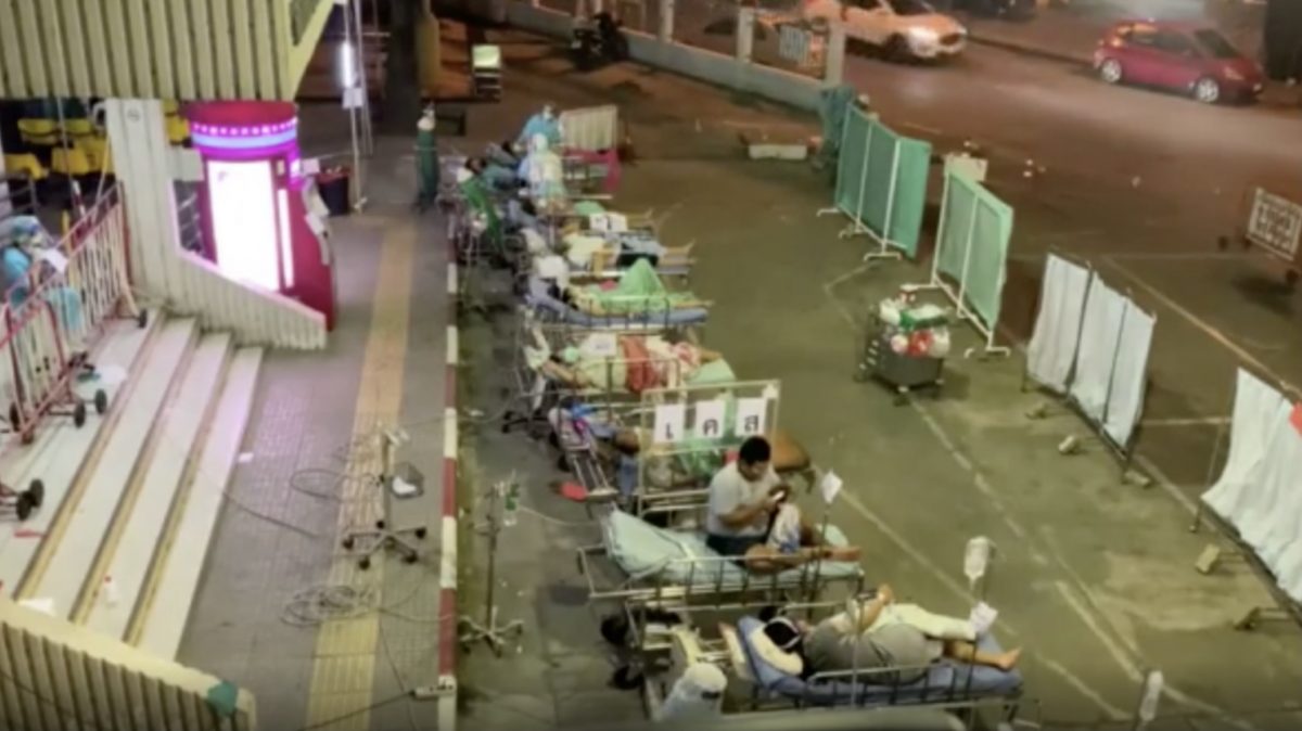 In het Erawan Center in Bangkok wachten 2.700 covid19 patiënten op pre-opname