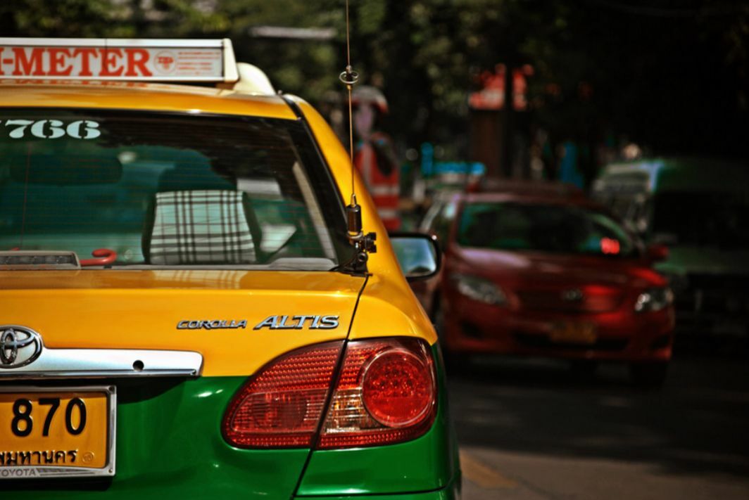 De gouverneur van Phuket beveelt een onderzoek naar de praktijken van taxichauffeurs die klanten te veel laten betalen