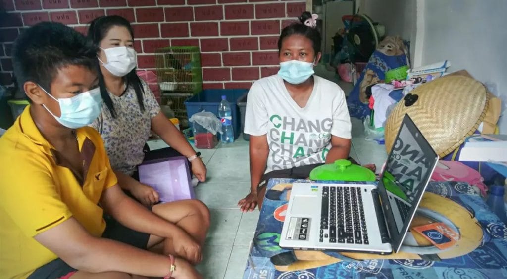 Thaise leraar in Phitsanulok helpt in deze moeilijke tijden een tiener in het voortgezet onderwijs