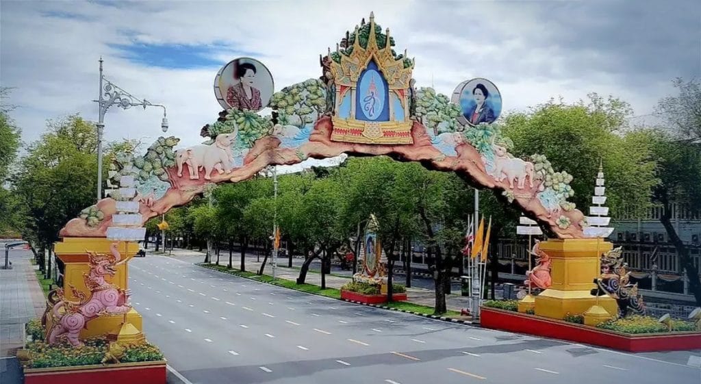 De Thaise hoofdstad Bangkok wordt uitgedost met lichtjes, bloemen ter gelegenheid van de verjaardagen van de Koning en Koningin-moeder