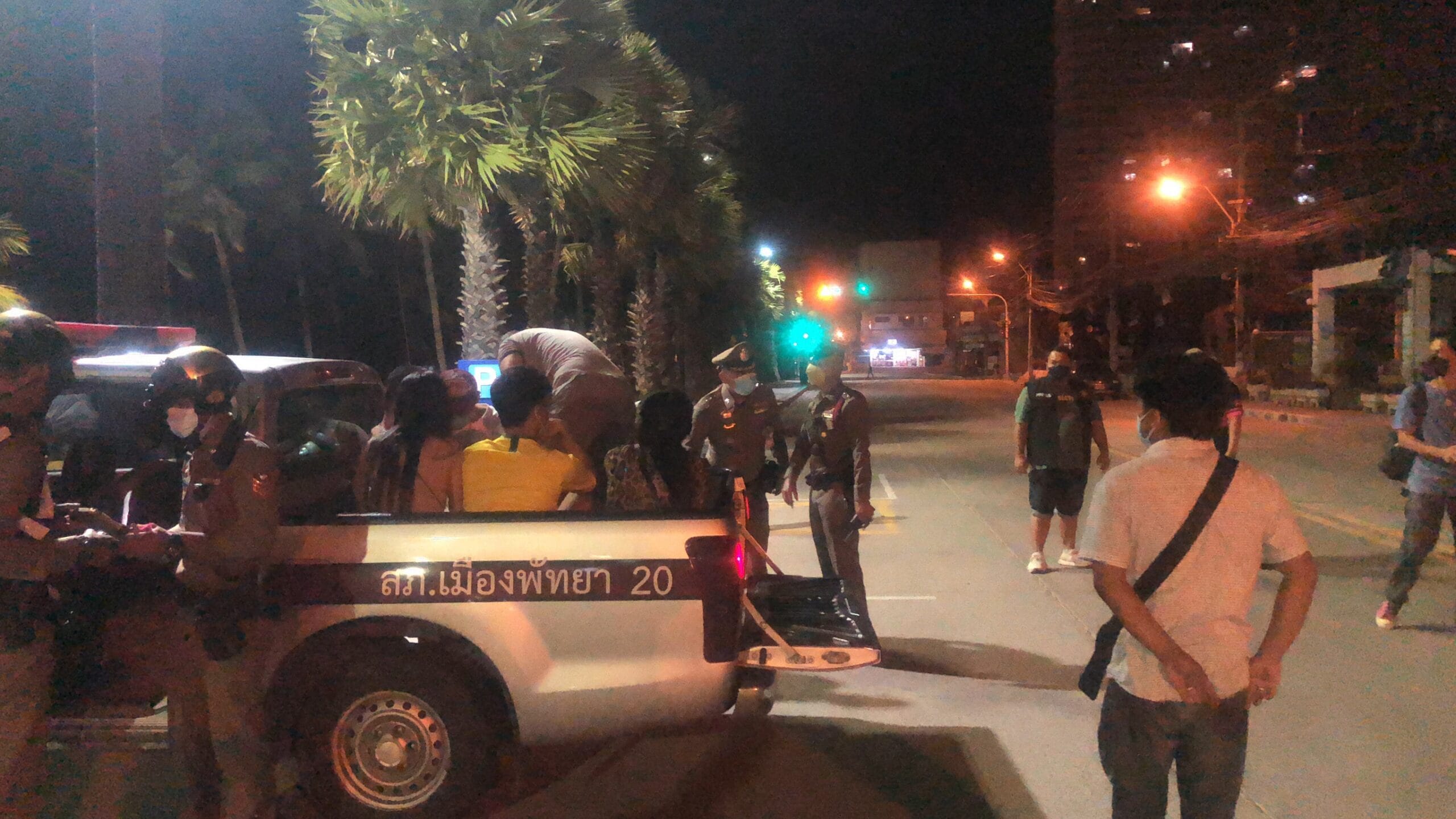VIDEO | Politie Pattaya arresteert avondklok overtreders op de Beach Road van Jomtien