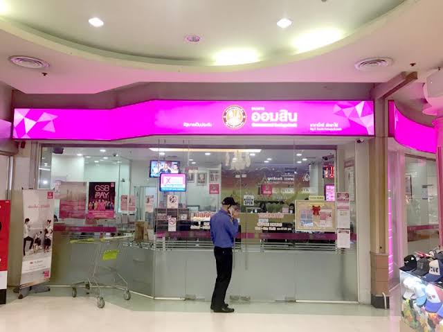In de donkerrood gekeurde gebieden van Thailand worden de staatsbanken in winkelcentra gesloten