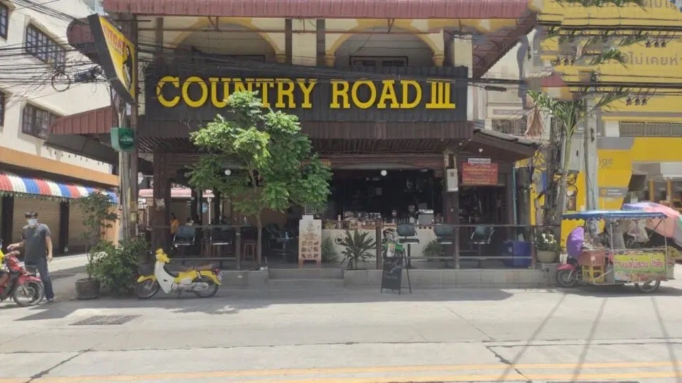 De bekende “Country Road bar” in jomtien gooit het over een andere boeg en is een crêperie geworden om de Covid19 crisis te overleven