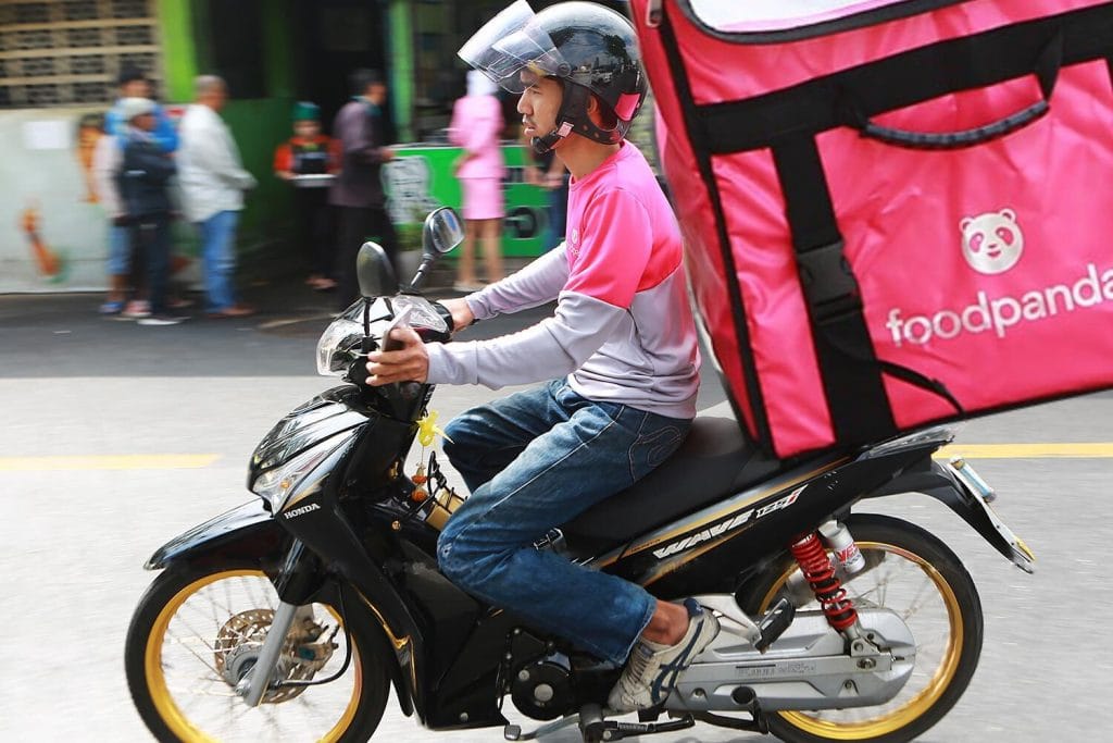 Het departement van landtransport stelt paal en perk aan de grootte van de bezorg-boxen op motoren