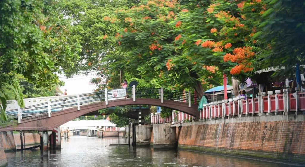 In de Bang Lamphu Khlong wordt een geëlektrificeerde toeristische route gelanceerd om zachtjes zoemend door het oude Bangkok te varen