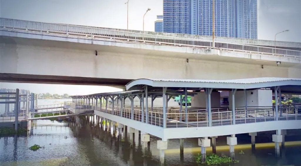 De boot-railverbinding bij de Phra Nangklao Pier is een feit