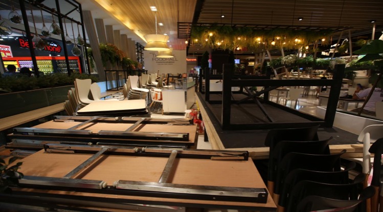 De Thaise regering gaat de gesloten restaurants in Bangkok helpen met lage renteleningen